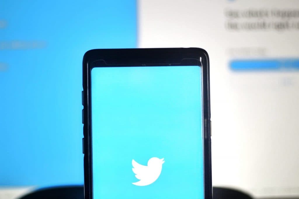 Twitter irá banir teorias negacionistas do Holocausto em sua plataforma Twitter irá banir teorias negacionistas do Holocausto em sua plataforma